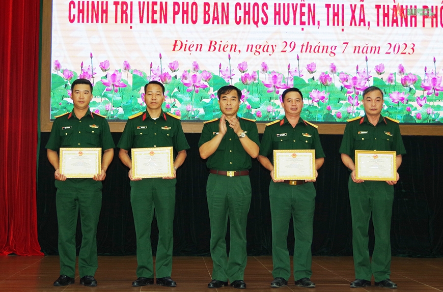 Đại tá Trần Đức Sinh, Chính ủy Bộ CHQS tỉnh Điện Biên (giữa) trao giấy khen tặng các thí sinh đoạt giải nhì tại hội thi.